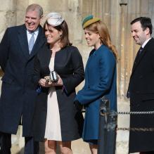 <p>Les princesses Beatrice et Eugenie d'York, ainsi que leur père le prince Andrew (g.), assistaient le 31 mars 2013 à la messe de Pâques royale, en la chapelle St George à Windsor.</p>
