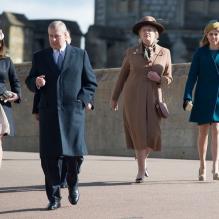 <p>Le prince Andrew avec ses filles les princesses Eugenie et Beatrice d'York arrivant à la messe de Pâques à Windsor le 31 mars 2013.</p>