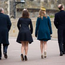 <p>De dos, le prince Andrew, les princesses Eugenie et Beatrice d'York et le prince Edward lors de la messe de Pâques le 31 mars 2013.</p>