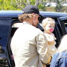 Eric Johnson et la petite Maxwell dans les rues de Calabasas ce samedi 6 avril 2013.