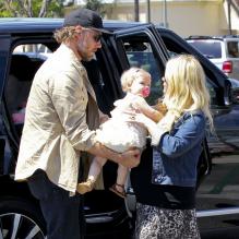 Jessica Simpson, son fiancé Eric Johnson et leur petite Maxwell dans les rues de Calabasas, samedi 6 avril 2013.