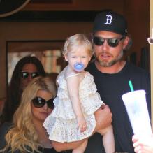 Jessica Simpson, son fiancé Eric Johnson et leur petite Maxwell dans les rues de Calabasas ce samedi 6 avril 2013.