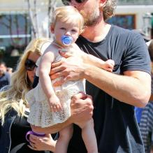 La jolie Jessica Simpson, son fiancé Eric Johnson et leur petite Maxwell dans les rues de Calabasas ce samedi 6 avril 2013.