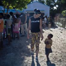 Katy Perry lors d'un séjour Madagascar pour le compte de l'UNICEF, du 4 au 6 avril 2013.