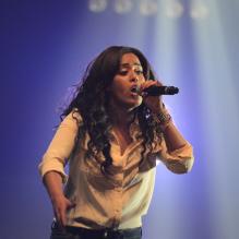 Amel Bent a fait le show lors de la soirée caritative Une Nuit à Makala, organisée par Rio Mavuba, le capitaine de l'équipe de foot de Lille, le 8 avril au Zénith de Lille.