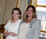 Charlotte Valandrey décorée sous le regard fier de sa fille, la jolie Tara