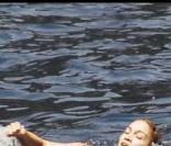 jennifer Lopez nage dans la Mediterranee
