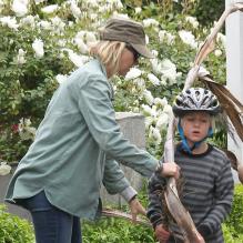 Naomi Watts et son mari Liev Schreiber emmènent leurs fils Alexander et Samuel au parc à Brentwood, le 14 avril 2013.