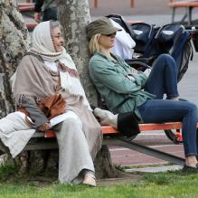 Naomi Watts en compagnie de la mère de Liev Schreiber au parc à Brentwood, le 14 avril 2013.