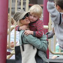 Naomi Watts en famille au parc à Brentwood, le 14 avril 2013.