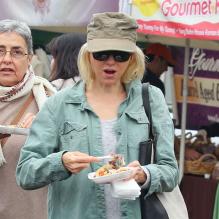 Naomi Watts au Farmers Market à Brentwood, le 14 avril 2013.