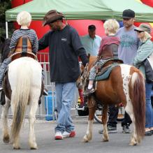 Naomi Watts et son mari Liev Schreiber emmènent leurs fils Alexander et Samuel au Farmers Market à Brentwood, le 14 avril 2013.