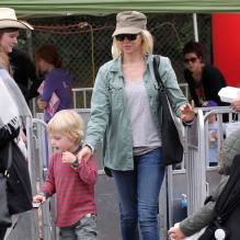 Naomi Watts emmène ses fils Alexander et Samuel au Farmers Market à Brentwood, le 14 avril 2013.