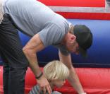 Liev Schreiber et ses fils Alexander et Samuel au Farmers Market à Brentwood, le 14 avril 2013.