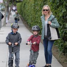 Naomi Watts emmènent ses fils Alexander et Samuel au Farmers Market à Brentwood, le 14 avril 2013.