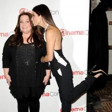 Melissa McCarthy et Sandra Bullock complices au panel 20th Century Fox pour le CinemaCon au Ceasar's Palace Hotel de Las Vegas, le 18 avril 2013.
