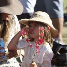 L'adorable petite Anja fait le show à Coachella avec sa maman, le top Alessandra Ambrosio. 21 avril 2013