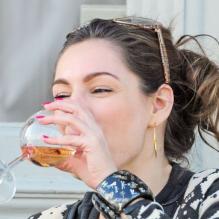 Kelly Brook profite d'un bel après-midi à Londres pour déjeuner avec un ami. Le 21 avril 2013.
