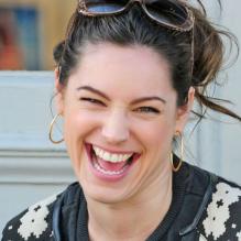 Kelly Brook, tout sourire à Londres le 21 avril 2013.
