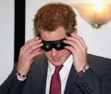 Prince Harry : Bébé à changer, boxe, graffiti... Tout un show à Nottingham !