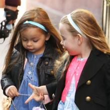 Les adorables petites princesses de Sarah Jessica Parker, Marion et Tabitha (3 ans), se rendent à l'école avec leurs petits sacs Hello Kitty. New York, le 26 avril 2013.