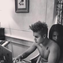 Justin Bieber et Selena Gomez : c'est reparti pour un tour. Le chanteur a posté une photo intime des deux tourtereaux, le vendredi 26 avril 2013.