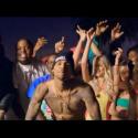 Sean Kingston, Chris Brown et Wiz Khalifa entourés de naïades dans ''Beat It''