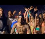Sean Kingston, Chris Brown et Wiz Khalifa entourés de naïades dans ''Beat It''