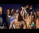 Sean Kingston, Chris Brown et Wiz Khalifa, entourés de jolies filles, dans le clip de Beat It.