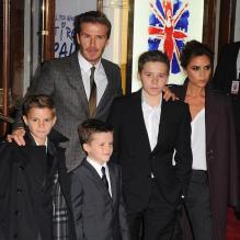 David Beckham, Victoria Beckham et leurs enfants Cruz, Brooklyn et Romeo sur le tapis rouge de la première de la comédie musicale "Viva Forever" à Londres, le 11 décembre 2012.