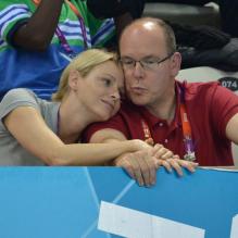 La princesse Charlene et le prince Albert de Monaco à l'Aquatics Center de Londres lors des JO en 2012