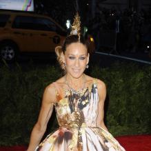 <p>La jolie Sarah Jessica Parker, divine punk glamour, à l'édition 2013 du MET Ball, au Metropolitan Museum of Art de New York, le 6 mai 2013.</p>
