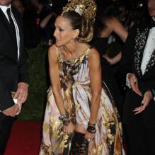 Sarah Jessica Parker, punkette glamour en cuissardes Louboutin, à la soirée du MET Ball 2013, au Metropolitan Museum of Art, à New York.