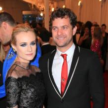 Diane Kruger ravissante en robe Chanel haute couture (collection printemps-été 2013) et Joshua Jackson assistent au gala Punk : Chaos to Couture du Costume Institute au Metropolitan Museum of Art. New York, le 6 mai 2013.