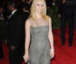 Claire Danes assiste au gala Punk : Chaos to Couture du Costume Institute au Metropolitan Museum of Art, habillée d'une robe Oscar de la Renta. New York, le 6 mai 2013.