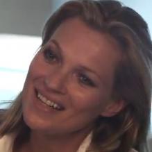 Kate Moss, souriante pour évoquer les soins de la marque d'autobronzants St Tropez.