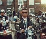 Robbie Williams : Motard loufoque et décalé dans 'Goin' Crazy', son nouveau clip