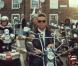 Robbie Williams dans son nouveau clip Goin' Crazy, en duo avec Dizzee Rascal, dévoilé aujourd'hui, vendredi 10 mai 2013.