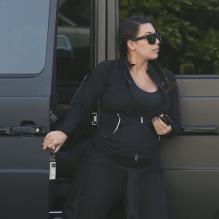 Kim Kardashian, enceinte, sort de son cours de sport avec son amie Brittny Gastineau à Los Angeles, le 11 mai 2013