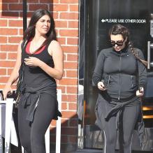 Kim Kardashian, très enceinte, sort de son cours de sport avec son amie Brittny Gastineau à Los Angeles, le 11 mai 2013