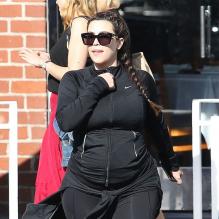 Kim Kardashian, enceinte, sort de son cours de sport dans sa tenue noire avec son amie Brittny Gastineau à Los Angeles, le 11 mai 2013