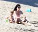 La jolie Selma Blair et son fils Arthur se sont amusés comme des fous à la plage, à Malibu, à l'occasion de la fête des mères, le 12 mai 2013.
