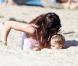 L'actrice Selma Blair et son fils Arthur se sont amusés comme des fous à la plage, à Malibu, à l'occasion de la fête des mères, le 12 mai 2013.