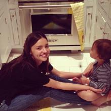 <p>Miranda Kerr et Flynn complices dans la cuisine le jour de la fête des mères le 12 mai 2013</p>
<p>Photo Twitter</p>