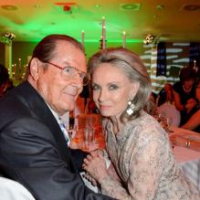 Sir Roger Moore et son épouse Kristina lors d'un dîner à Berlin, le 12 mai 2013.