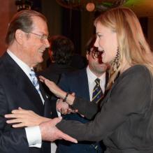 Daryl Hannah et Roger Moore lors d'un dîner à Berlin, le 12 mai 2013.