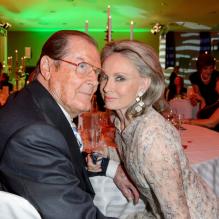 Roger Moore et sa femme Kristina lors d'un dîner à Berlin, le 12 mai 2013.