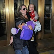 Angelina Jolie emmène ses enfants Pax et Shiloh dans le célèbre magasin de jouets FAO Schwarz à New York, le 5 avril 2013.
