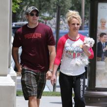 Britney Spears se balade avec son petit ami David Lucado dans les rues de Thousand Oaks, le 16 mai 2013.