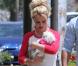 Britney Spears se balade avec son petit ami David Lucado et son chien dans les rues de Thousand Oaks, le 16 mai 2013.